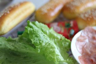 期间可以准备好生菜、火腿片煎一下