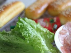 期间可以准备好生菜、火腿片煎一下