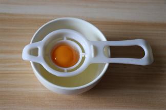 将鸡蛋蛋黄、蛋白分离；