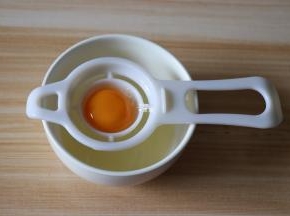 将鸡蛋蛋黄、蛋白分离；