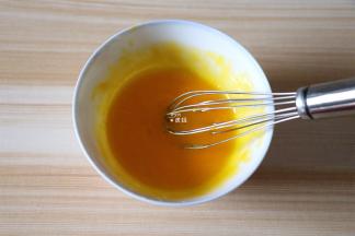 蛋黄搅打均匀备用；