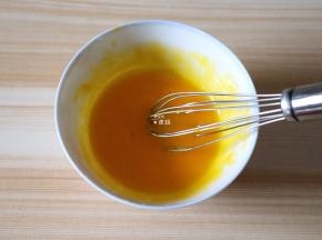 蛋黄搅打均匀备用；