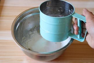 黄油软化后筛入糖粉；