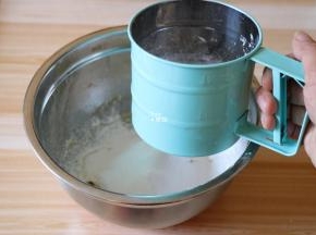 黄油软化后筛入糖粉；