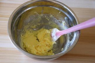 用刮刀拌均匀；