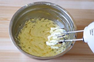 再用电动打蛋器打发至体积变大颜色变浅；