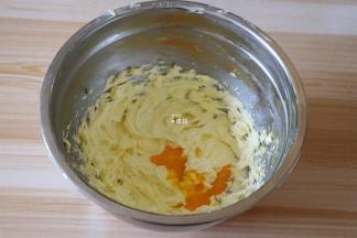 蛋黄液分三次加入到黄油中搅打均匀，每次都要等搅打均匀后再加入下一次的蛋液；