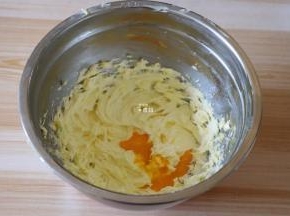 蛋黄液分三次加入到黄油中搅打均匀，每次都要等搅打均匀后再加入下一次的蛋液；