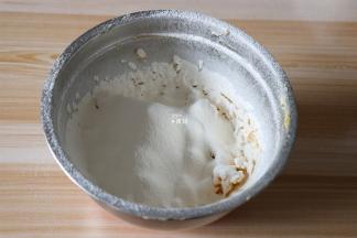 筛入低筋面粉和奶粉的混合物；