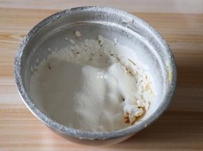 筛入低筋面粉和奶粉的混合物；