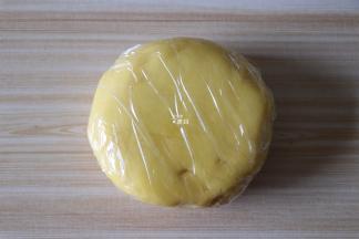 拌均匀后揉成面团，用保鲜膜包好放进冰箱冷藏半小时；