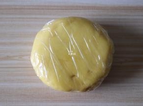 拌均匀后揉成面团，用保鲜膜包好放进冰箱冷藏半小时；