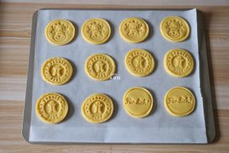 用模具压出花型；