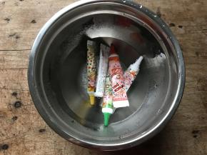 巧克力笔放在热水中浸泡10分钟左右；