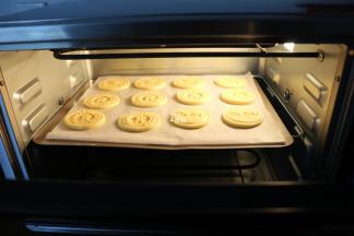 烤箱预热好，160度中层上下火烤13-15分钟，取出脱模放在冷却架上冷却后密封保存即可，做到这一步就可以了，喜欢装饰一下的继续往下看；