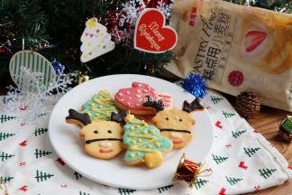 挤出对应的颜色给饼干装饰好，等巧克力晾干凝固了就可以密封保存啦。