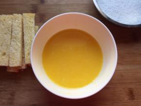 将黄油隔热水融化，放入白砂糖，搅拌均匀至白砂糖融化，再加入鸡蛋和纯牛奶搅拌均匀