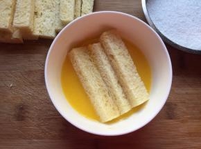 吐司放入黄油鸡蛋糊中裹一圈