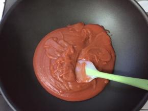 倒入不粘锅中，非常细腻，我都没有过筛，如果你的料理机打的不细腻，一定要过筛