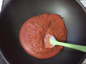 倒入不粘锅中，非常细腻，我都没有过筛，如果你的料理机打的不细腻，一定要过筛