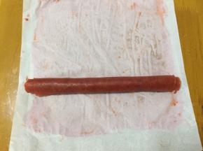 将烘干的山楂趁温热卷起，冷却定型后再切块，我是用保鲜膜包的