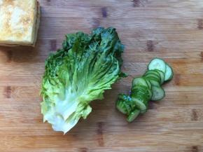 生菜洗干净，黄瓜切片