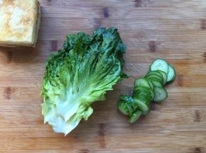 生菜洗干净，黄瓜切片