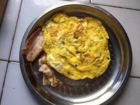 将鸡蛋也在锅中煎一下