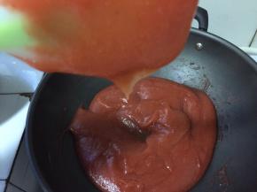 一直翻炒到，拿起搅拌刀，山楂不易滑落状态，不能搅拌太干，不容易铺平