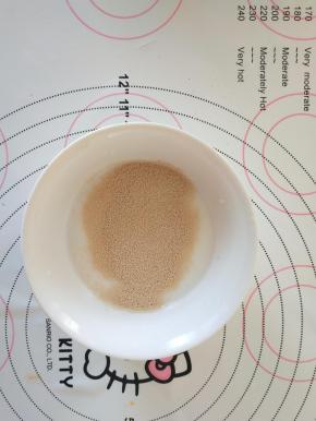 牛奶加入干酵母融化，牛奶要温热的状态。