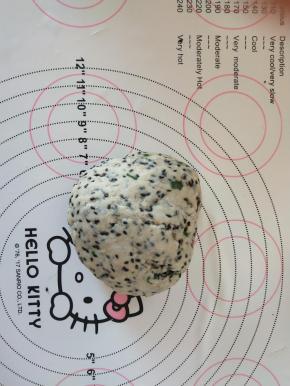 揉成团后盖保鲜膜醒发15分钟