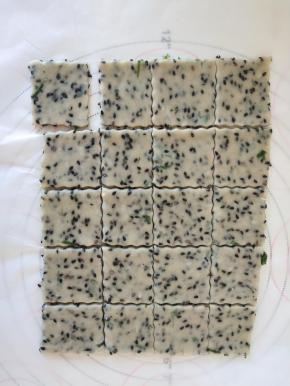 面团擀成2到3厘米厚，切成4*4厘米的片装