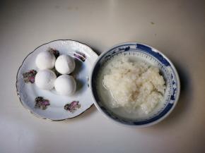 准备好四个黑芝麻汤圆