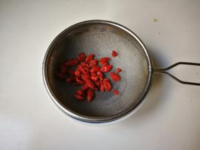 枸杞清洗干净沥干水