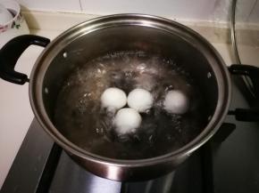 锅中水开放入黑芝麻汤圆烧开