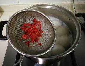 放入枸杞烧至汤圆漂浮起来