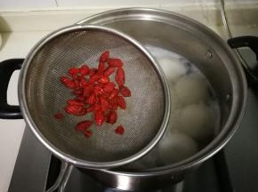 放入枸杞烧至汤圆漂浮起来