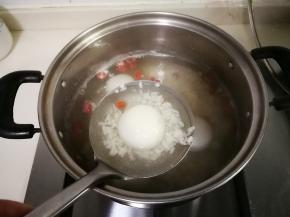 用勺子盛出汤圆