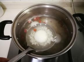 用勺子盛出汤圆