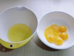 蛋黄和蛋清，分别再无油无水的容器里。