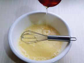 先做蛋黄糊，蛋黄用手动打蛋器打散，加入牛奶继续打均匀至看不到牛奶。再加入玉米油，使油和蛋液完全融合再一起，(色拉油也可以，但是一定要无味的)不建议使用黄油或橄榄油。