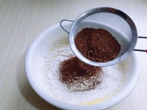 筛入低筋面粉，可可粉，用手动打蛋器拌均匀，看不到面粉为止(拌的时候使用手动打蛋器呈Z字形状来回搅动，不要转圈搅拌，以免起筋。)