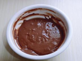 用硅胶铲翻拌均匀，看不到干粉，放旁边备用。