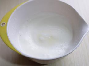 蛋白细腻时再加入三分之一的糖，继续打发。