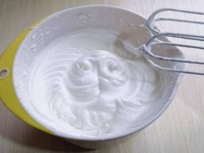 电动打蛋器高速打发，打至湿性发泡时加入最后的三分之一糖，，继续打发至蛋白出现细腻的纹路，将电动打蛋器调低速打发一会儿，感觉有些阻力时，就可以停止打发，以免消泡，提起打蛋器有微微的弯勾就可以，