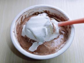 再取三分之一的蛋白霜加入蛋黄糊中，继续上面的手法，翻拌直至看不到蛋白霜。