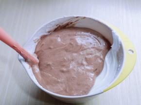 最后将可可蛋黄糊倒入蛋白霜的容器中，继续翻拌的手法，直至看不到蛋白霜即可。