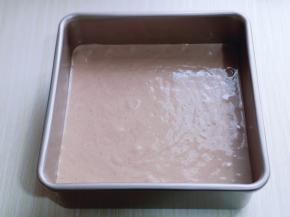 拌好的蛋糕糊，细腻光滑，饱满，倒入模具中，轻轻震几下，将气泡震出。(我的是8寸方盘)此时将烤箱150度预热5分钟。