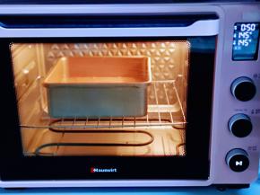 烤盘放烤箱中层，上下火145度烤50分钟，具体时间根据自家烤箱温度设定。