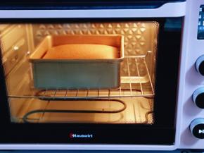 烤箱工作中，烤了20分钟的状态，烤好后取出脱模晾凉。